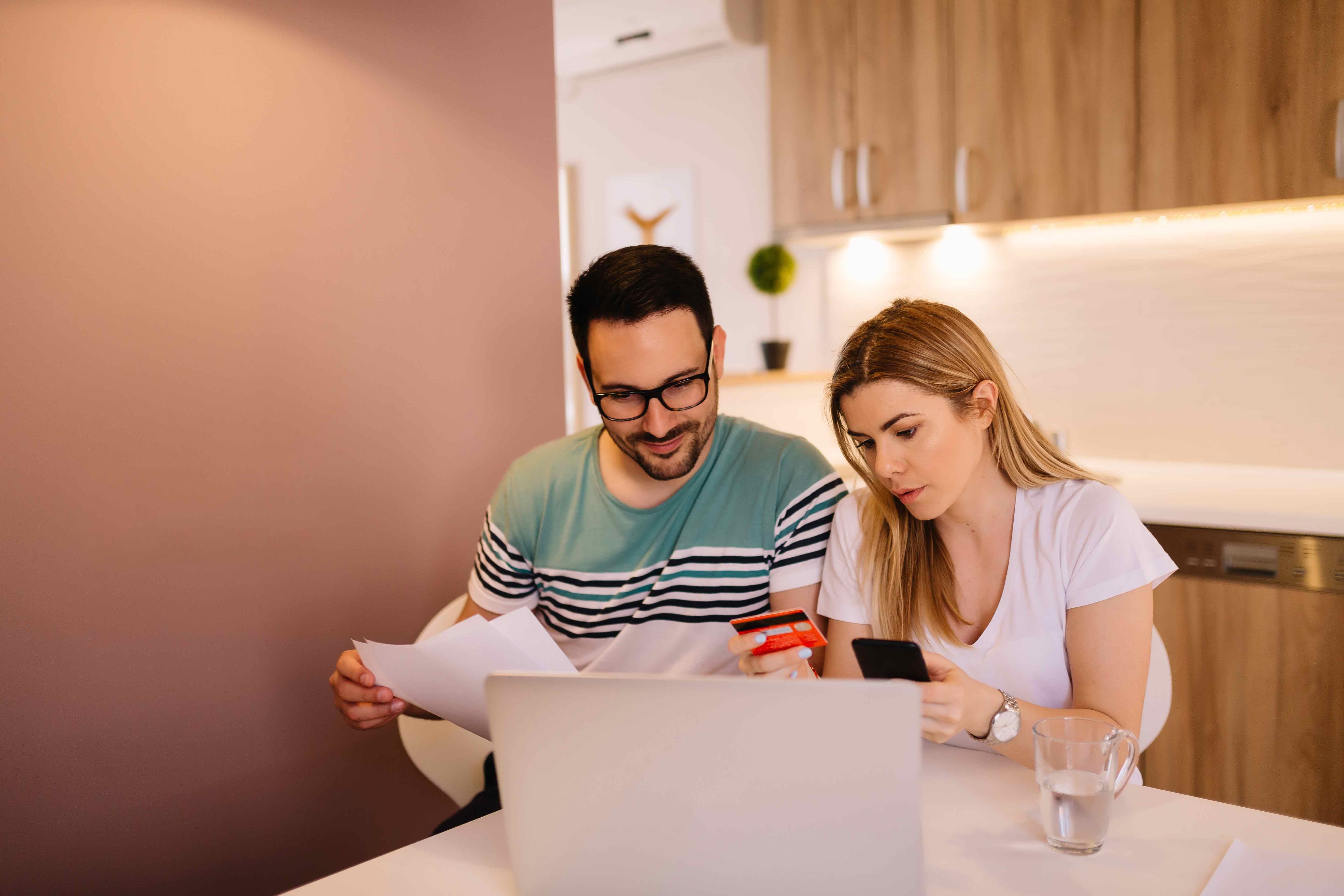 Cliente pagando uma conta no cartão em um correspondente Oba! Paguei